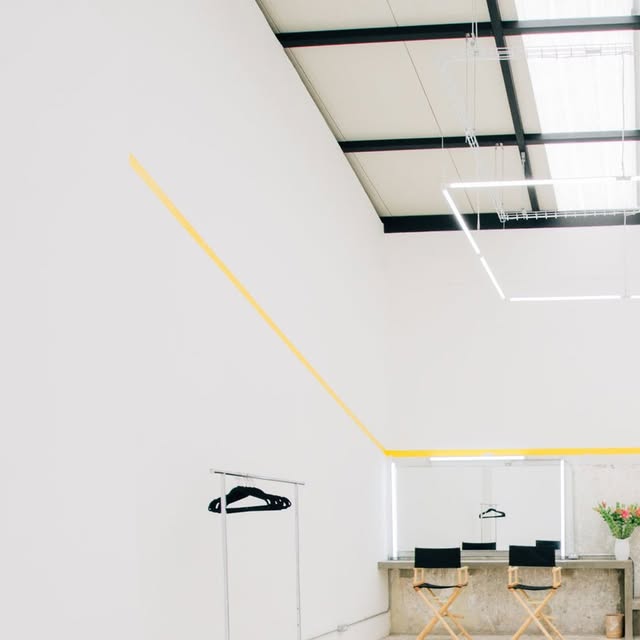 Interior del Estudio de fotografía de Squash 73 con ciclorama, rack y área de maquillaje